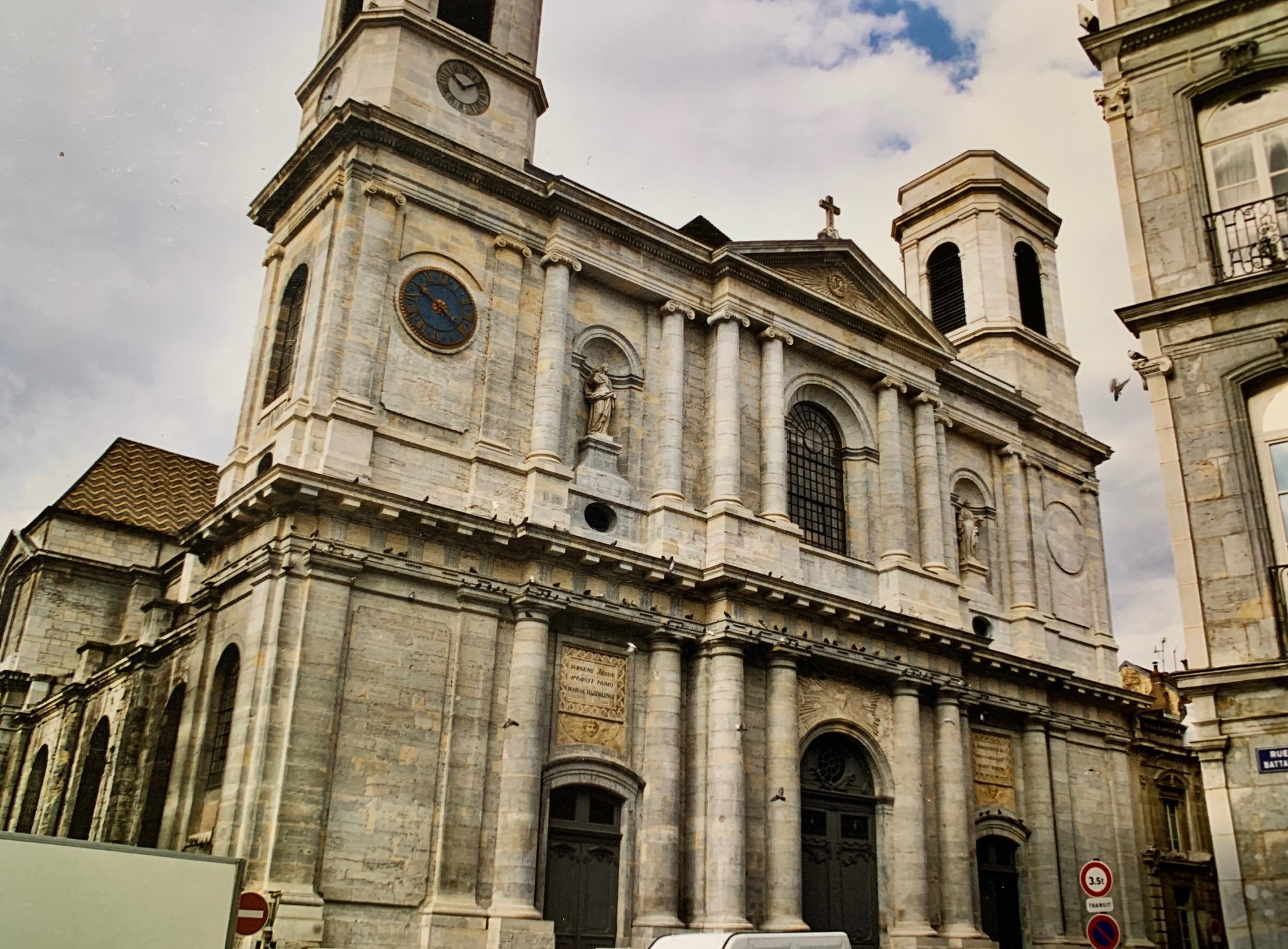 Eglise de La Madeleine Besançon verger beige et bleu restauration Carrières Sauvanet