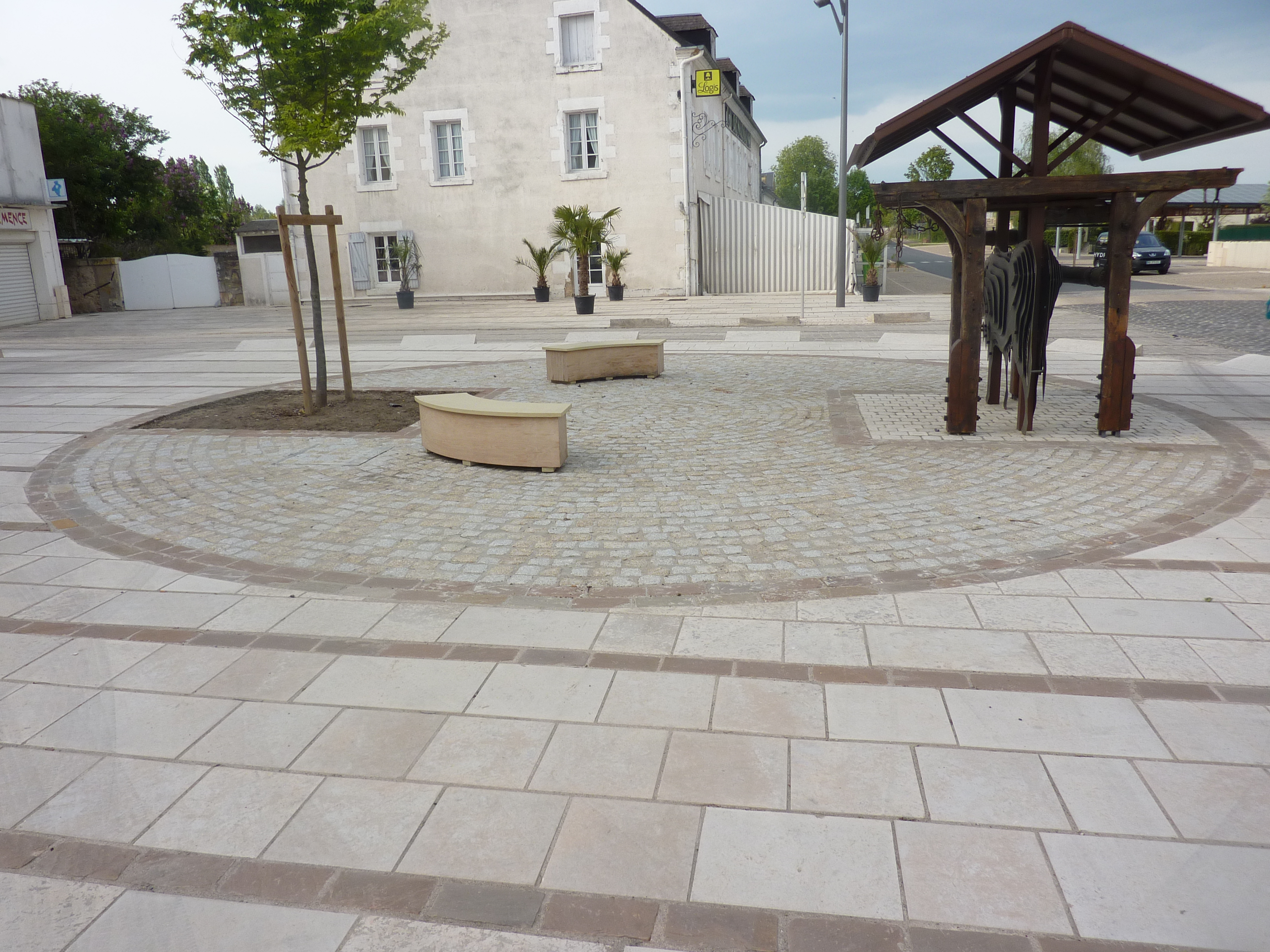 Construction urbaine, banc en pierre de Bourgogne des Carrières Sauvanet de la Nièvre