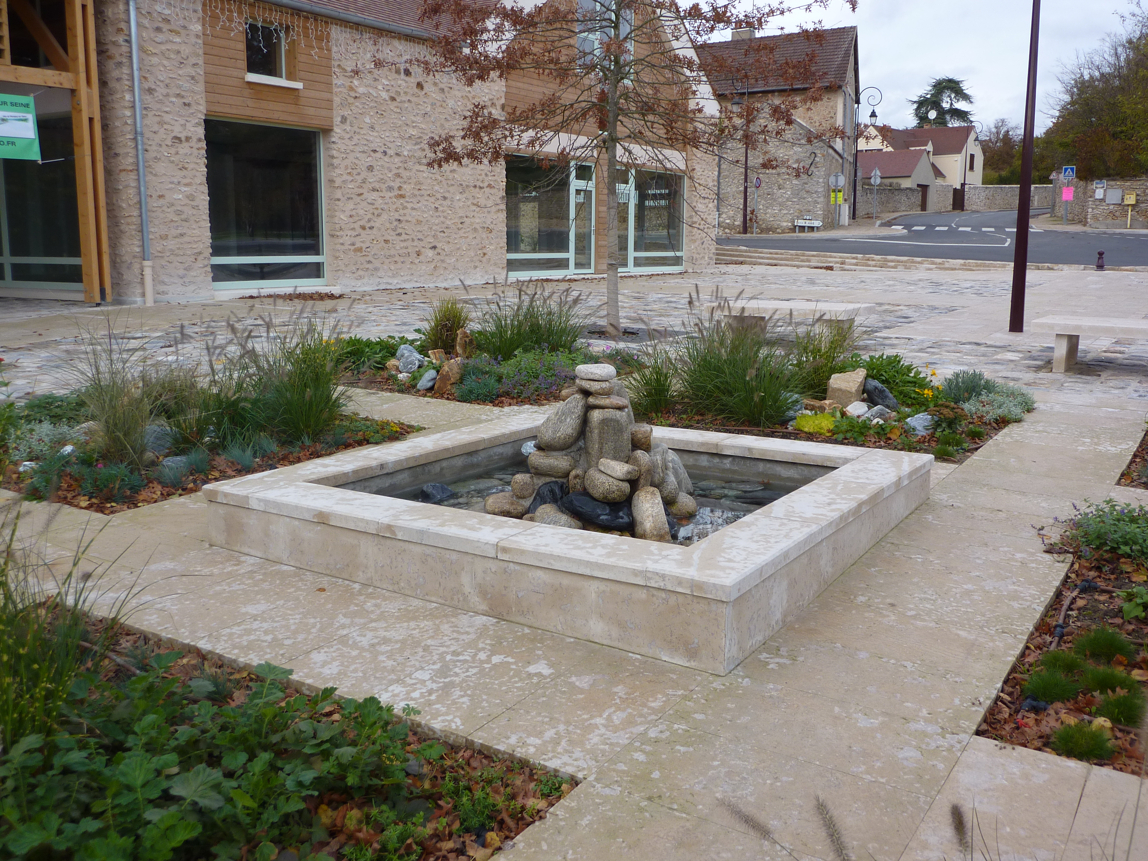 Construction urbaine, banc en pierre de Bourgogne des Carrières Sauvanet de la Nièvre