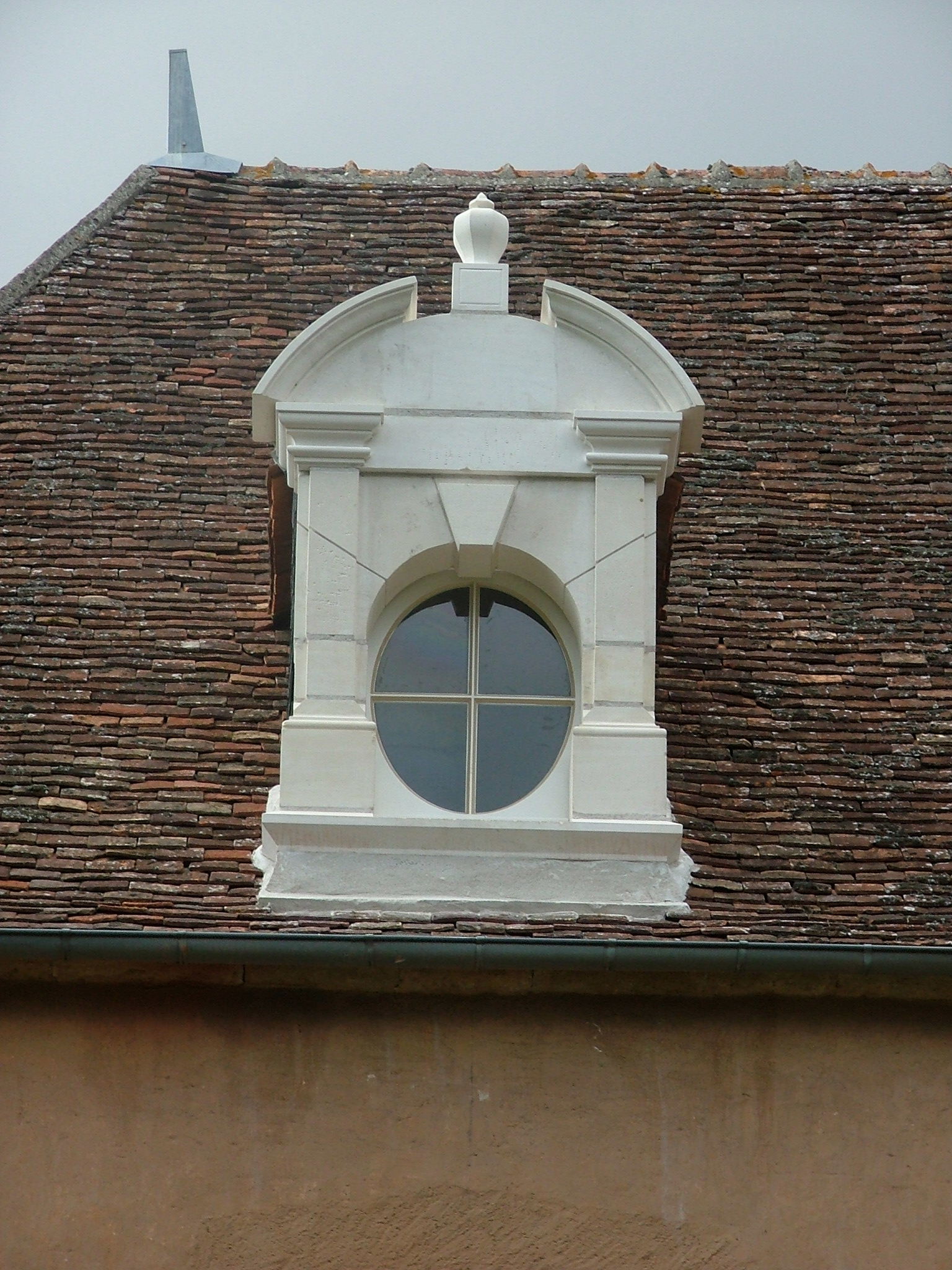 Lucarne en pierre de Bourgogne des Carrières Sauvanet de la Nièvre