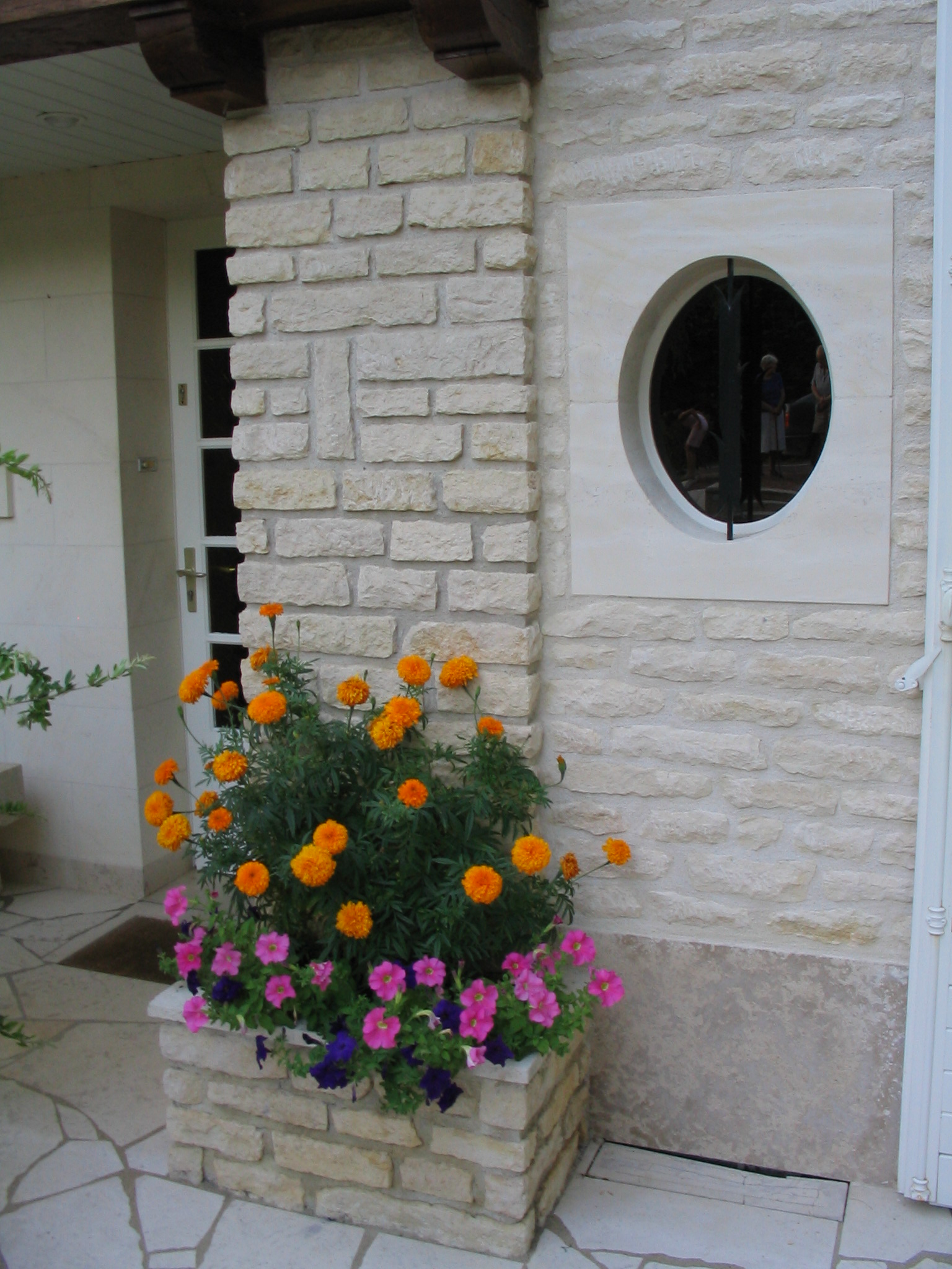 Oeil de boeuf en pierre de Bourgogne des Carrières Sauvanet de la Nièvre