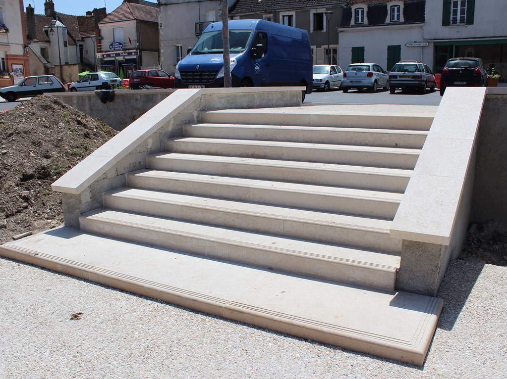 Escalier en pierre de Bourgogne des Carrières Sauvanet de la Nièvre