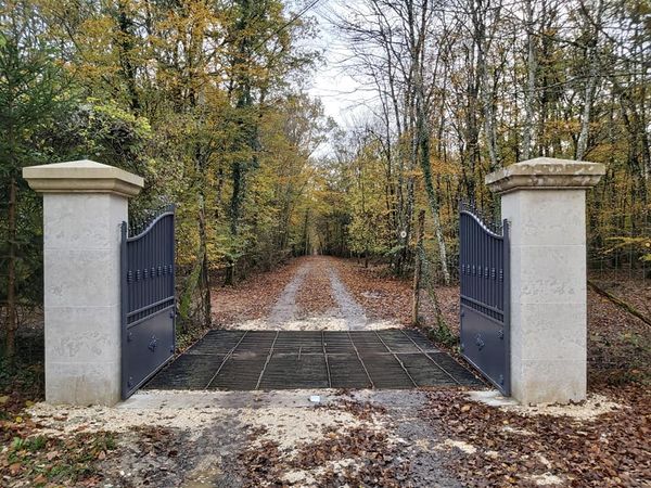 Pilier en pierre de Bourgogne des Carrières Sauvanet de la Nièvre