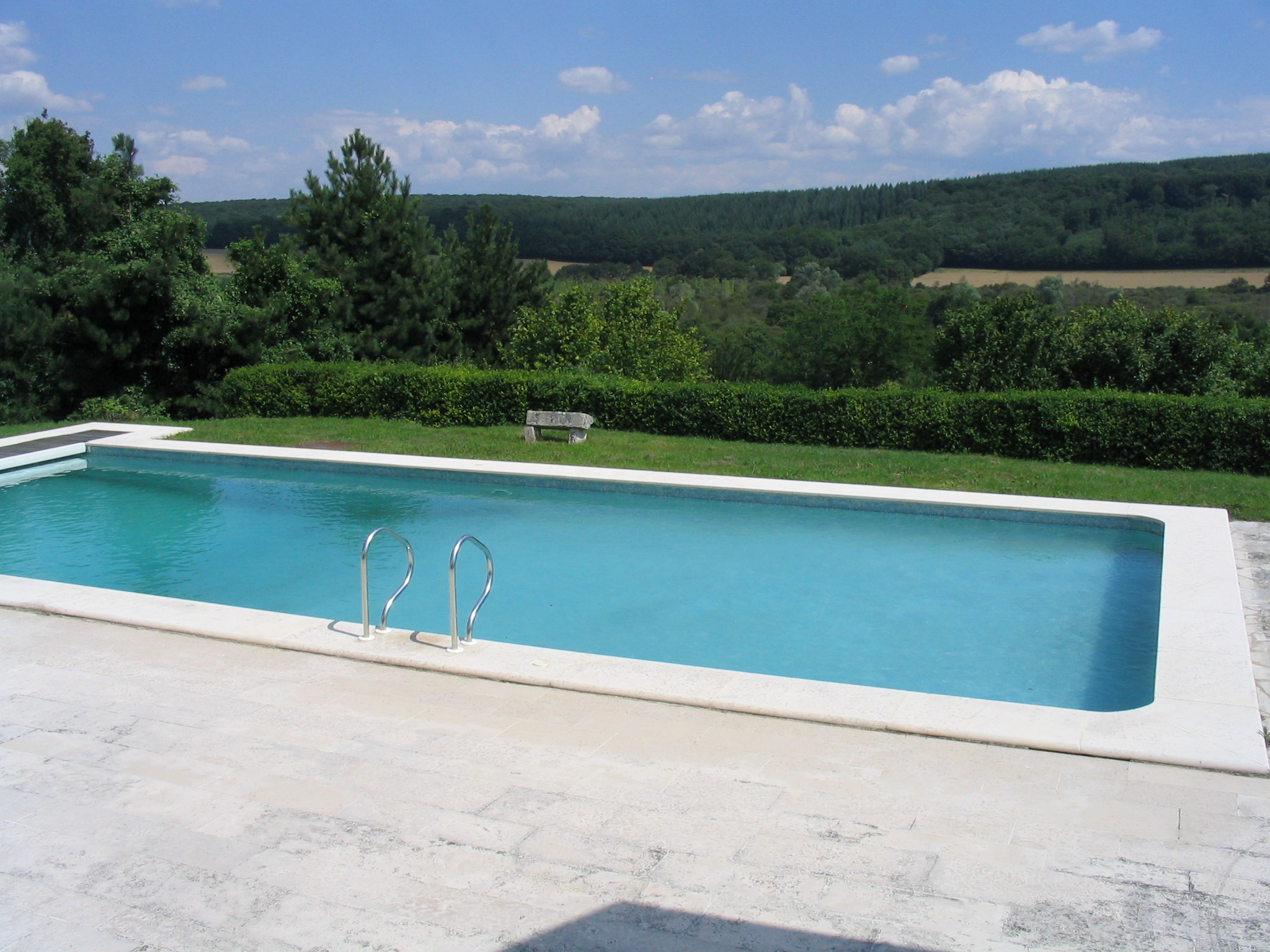 Piscine en pierre de Bourgogne des Carrières Sauvanet de la Nièvre