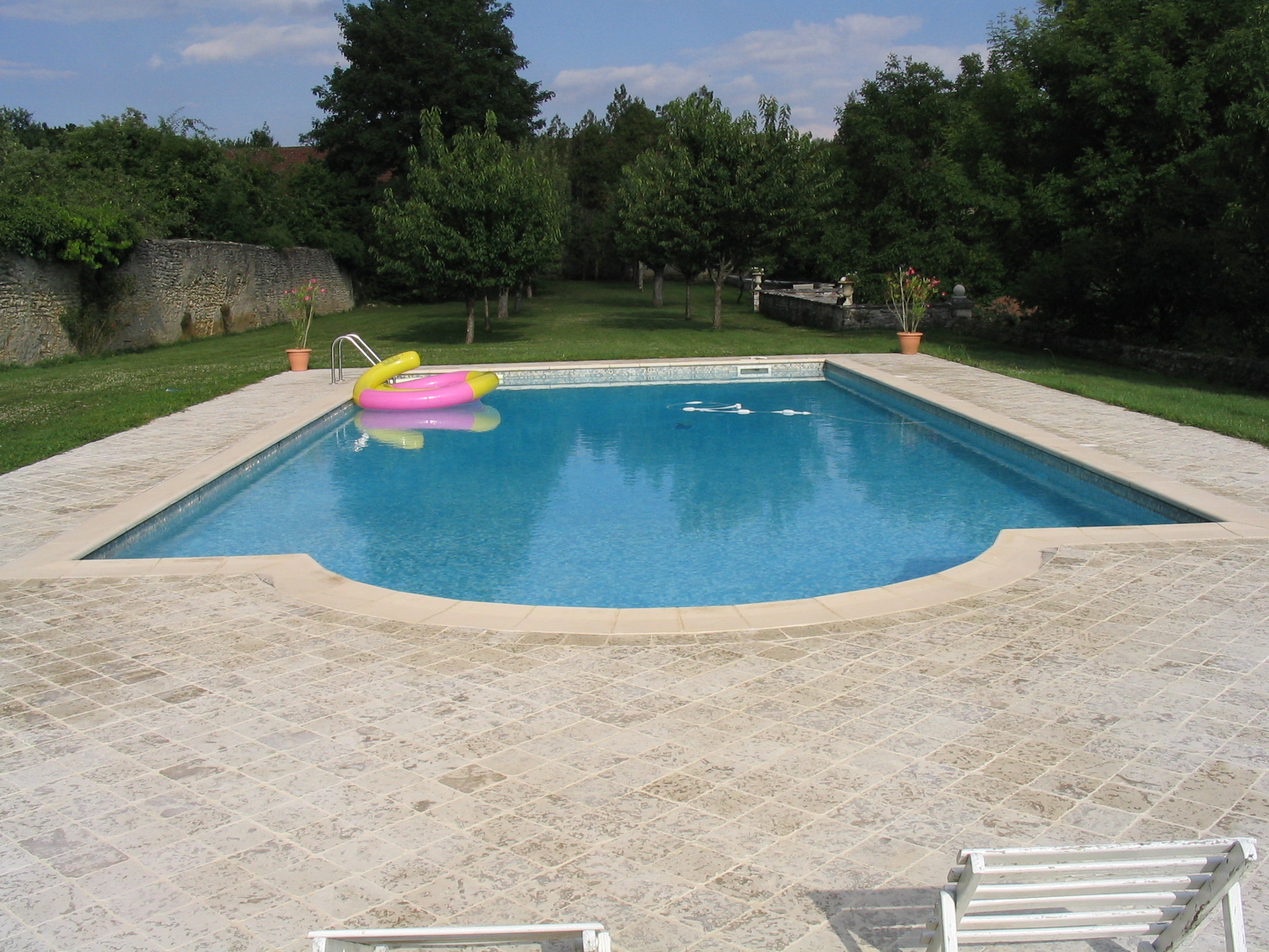 Piscine en pierre de Bourgogne des Carrières Sauvanet de la Nièvre