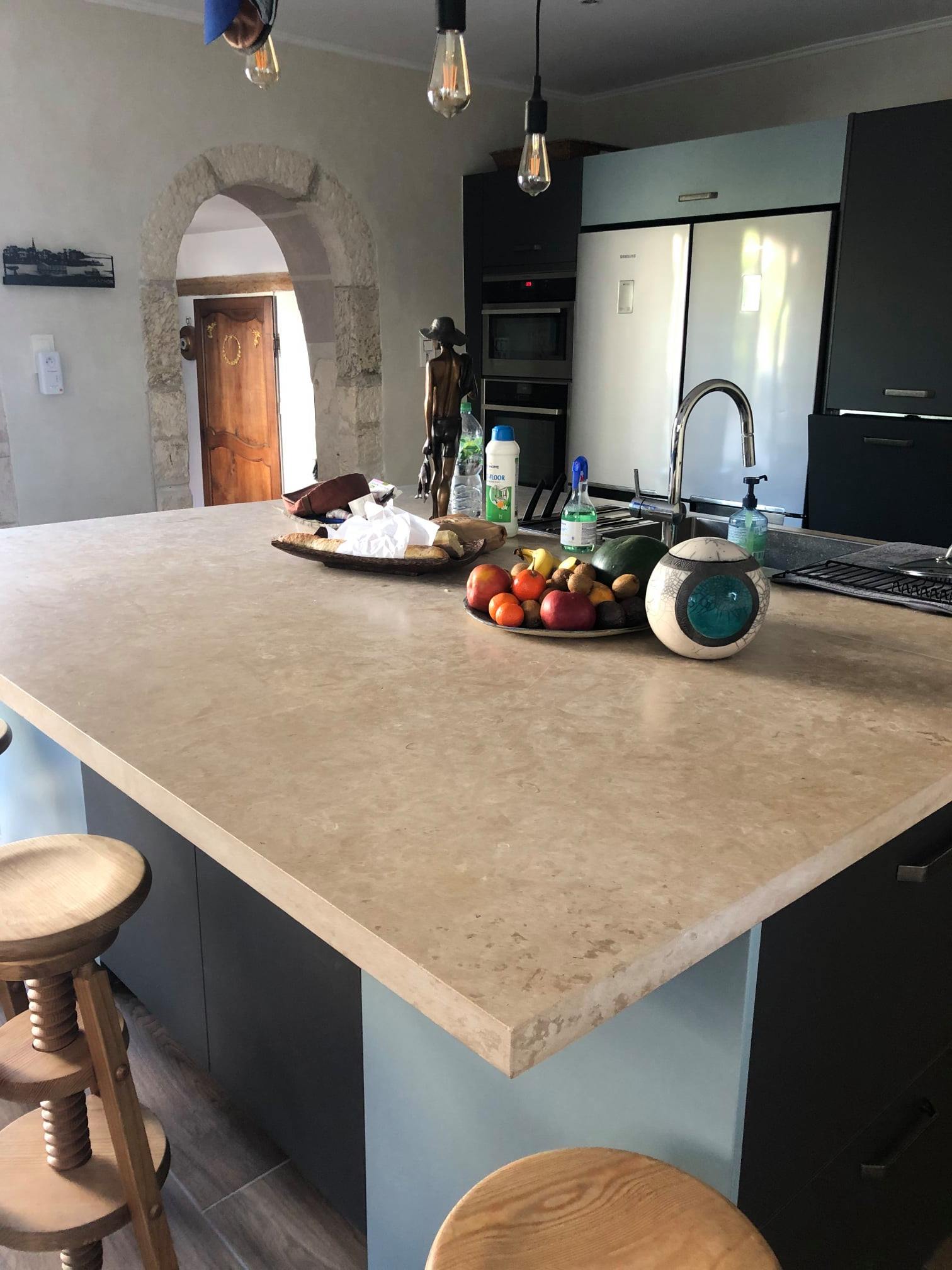 Kitchen en pierre de Bourgogne des Carrières Sauvanet de la Nièvre